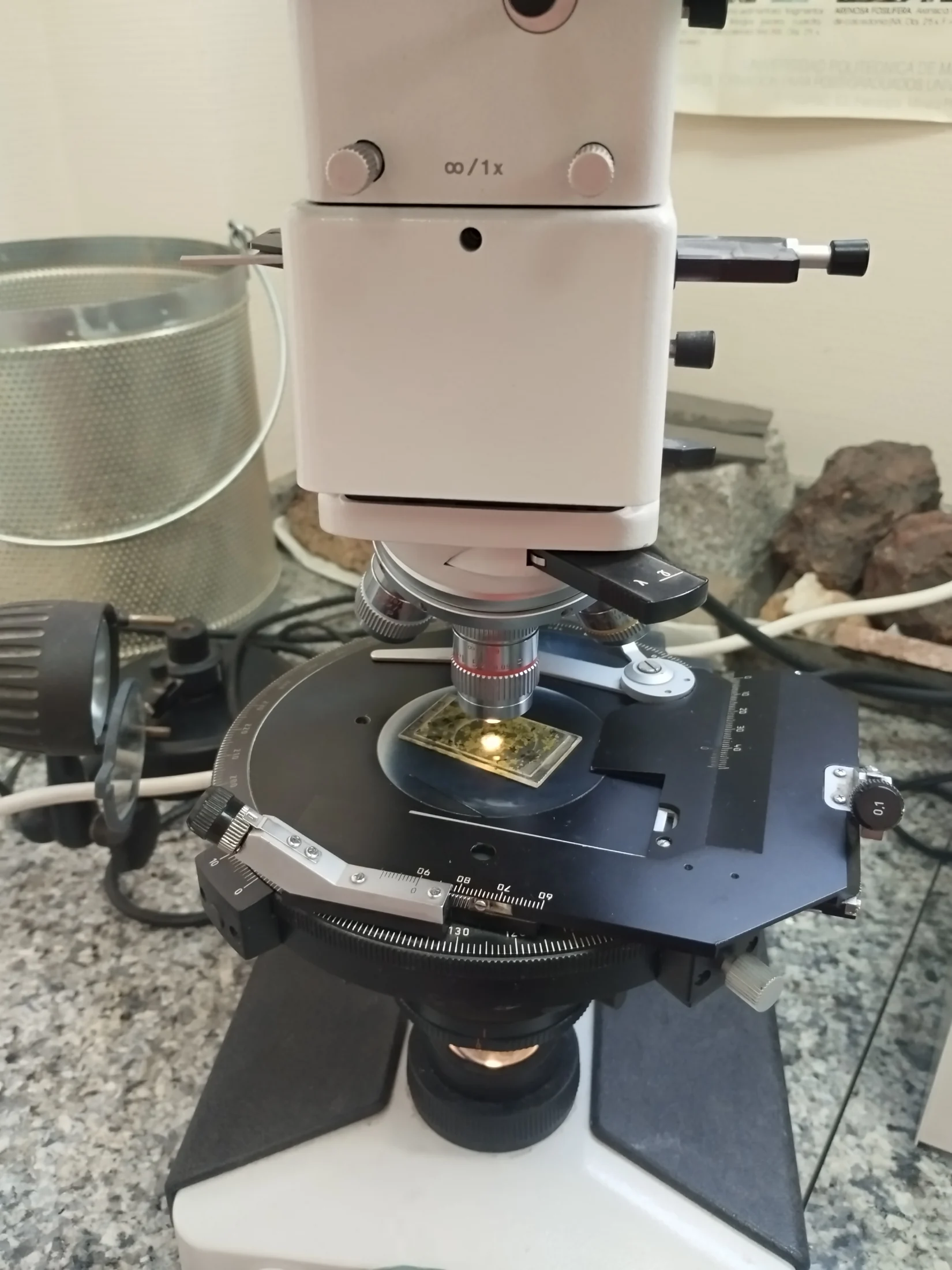 Microscopio petrográfico fotografiado durante la visita formativa a INTROMAC
